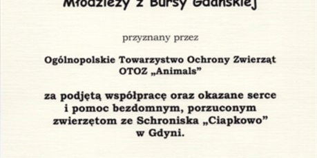 Powiększ grafikę: Na zdjęciu dyplom dla młodzieży z Bursy Gdańskiej za okazane serce i pomoc bezdomnym zwierzętom ze Schroniska „Ciapkowo” w Gdyni