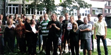 Powiększ grafikę: Zdjęcie przedstawia dwudziestu jeden wychowanków razem z dwoma Wychowawczyniami na tyłach budynku szkoły Conradinum