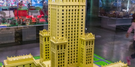 Powiększ grafikę: Miniatura pałacu kultury wykonana w całości z klocków lego.