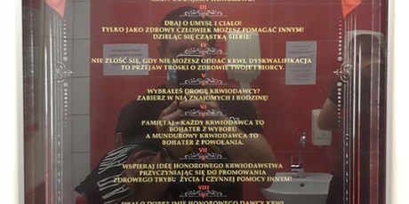 Powiększ grafikę: Na zdjęciu Dekalog Honorowego Dawcy Krwi wiszący na ścianie w RCKiK w Gdańsku