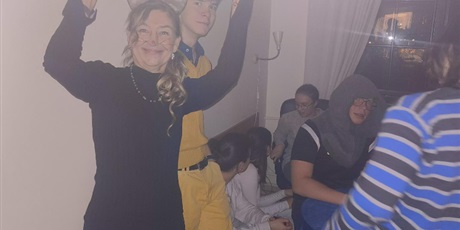 Powiększ grafikę:  Wychowawczyni Pani Kasia w przebraniu czarnego kota wraz z młodzieżą