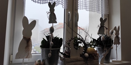 Powiększ grafikę: Wielkanocne  dekoracje na parapecie w budynku Bursy ul. Wyzwolenia 49 