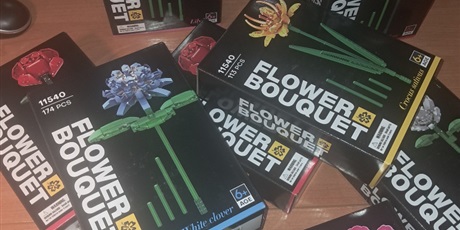 Powiększ grafikę: Na zdjęciu zestawy kreatywne – kwiatki w stylu „lego”.