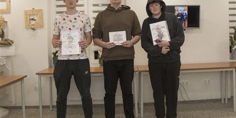Powiększ grafikę: Trzech wychowanków stojących i trzymających dyplomy za zajęcie drugiego i trzeciego miejsca oraz dyplom za udział w Turnieju Fifa
