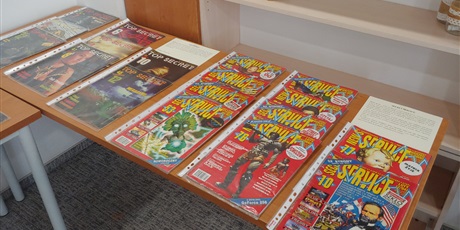 Powiększ grafikę: Na zdjęciu stół, na którym leżą czasopisma komputerowe „Secret Service” i „Top Secret”
