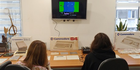 Powiększ grafikę: Na zdjęciu dwie wychowanki grające na komputerze TC2048 w grę „River Raid”