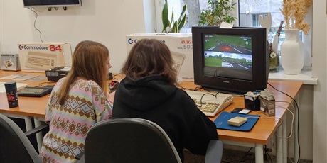 Powiększ grafikę: Na zdjęciu dwie wychowanki grające na komputerze Amiga 500 w grę „Lotus Turbo Challenge”