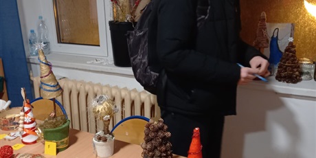 Powiększ grafikę: Wychowanka po podjęciu decyzji, idzie oddać głos
