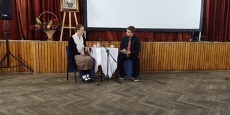 Powiększ grafikę: Fragment spektaklu przygotowanego przez wychowanków Bursy Gdańskiej. Przy stoliku rozmawia wychowanka, ucharakteryzowana na Irenę Sendlerową z dziennikarzem (Wychowanek Bursy gdańskiej)
