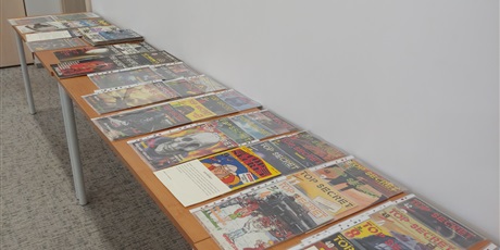 Powiększ grafikę: Na zdjęciu widać stoliki na których rozłożone są stare czasopisma komputerowe.