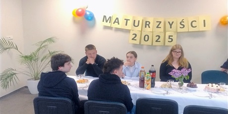 Powiększ grafikę: Wychowankowie - maturzyści siedzący przy stole