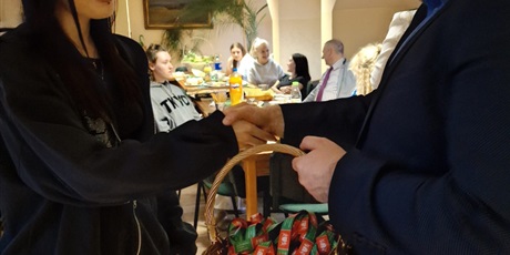 Powiększ grafikę: Pan dyrektor wręcza upominki wychowance