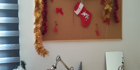 Powiększ grafikę: Świąteczny wystrój pokoju w budynku przy ul. Wyzwolenia 49 