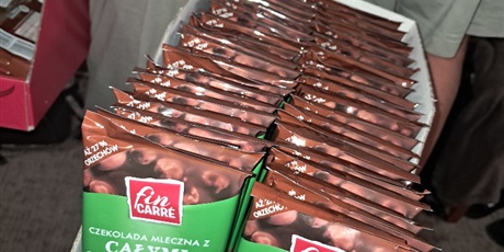 Powiększ grafikę: Na zdjęciu słodkie przywitanie wychowanków w postaci czekolad.