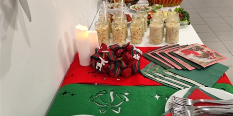 Powiększ grafikę: Przygotowanie sali na spotkanie świąteczne w budynku przy ul. Wyzwolenia 49