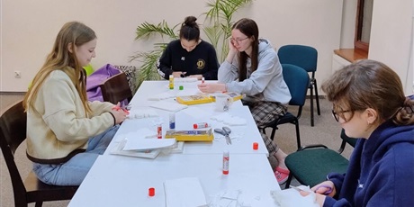 Powiększ grafikę: Wychowanki podczas warsztatów plastycznych