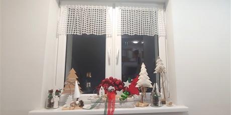 Powiększ grafikę: Na zdjęciu widać okno w bursie na parapecie którego soja stroiki świąteczne.