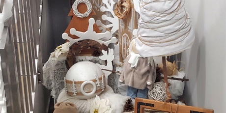 Powiększ grafikę:  Na zdjęciu widać wykonane z drewna i papieru ozdoby świąteczne, choinki, renifery, laleczki i domki Na zdjęciu widać wykonane z drewna i papieru ozdoby świąteczne, choinki, renifery, laleczki i domki