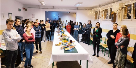 Powiększ grafikę: Wychowankowie podczas składania życzeń przez Dyrektora Bursy Gdańskiej 