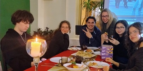 Powiększ grafikę: Na zdjęciu osoby siedzące przy stole