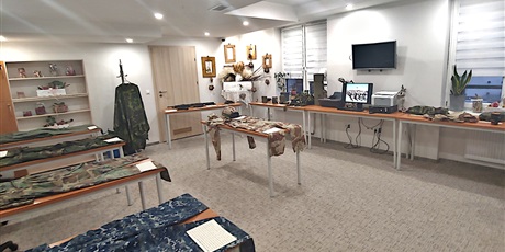 Powiększ grafikę: Na zdjęciu widać porozstawiane na stołach wyposażenie żołnierza z operacji Desert Storm