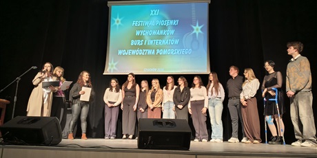 Powiększ grafikę: Wszyscy uczestnicy Festiwalu Piosenki podczas ogłaszania wyników jury