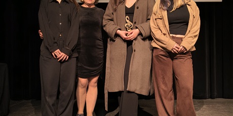 Powiększ grafikę: Zasłużenie wyróżnione i szczęśliwe wychowanki wraz z opiekunem