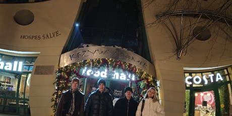 Powiększ grafikę: Młodzież przy Krzywym Domku, architektonicznym cudzie w sercu Sopotu.