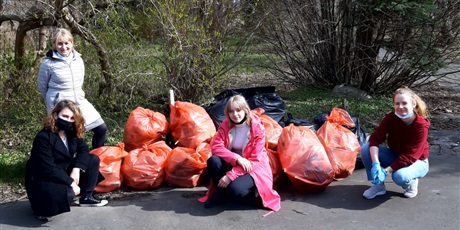 Powiększ grafikę: Trójka wychowanek wraz Wicedyrektor Dorotą Drozdowską pozują przy zebranych w szesnaście worków śmieciach.