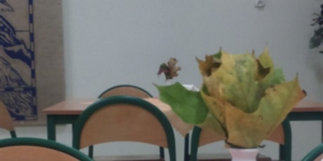 Powiększ grafikę: Stoły na stołówce, na pierwszym planie wazon z bukietem z liści.