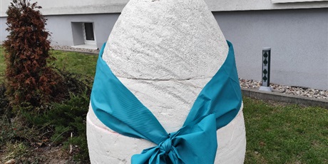 Powiększ grafikę: Wielkanocna pisanka przed wejściem do budynku Bursy ul. Wyzwolenia 49 