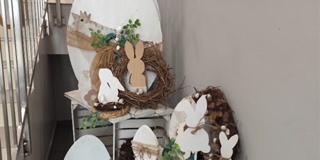 Powiększ grafikę: Świąteczny wystrój na parterze budynku bursy przy ul. Wyzwolenia 49 