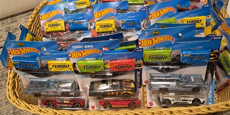Powiększ grafikę: Upominki dla wychowanków w postaci samochodzików Hot Wheels oraz gum Turbo.