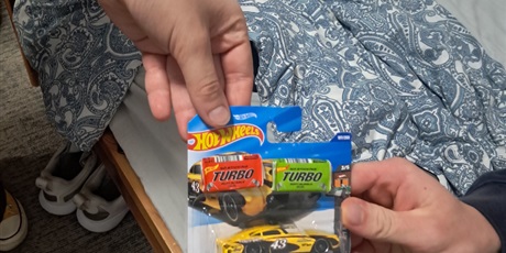 Powiększ grafikę: Upominki dla wychowanków w postaci samochodzików Hot Wheels oraz gum Turbo.