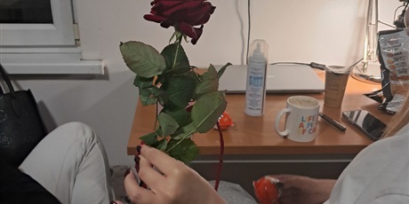 Powiększ grafikę: Na zdjęciach wychowanki bursy trzymają otrzymane kwiaty.