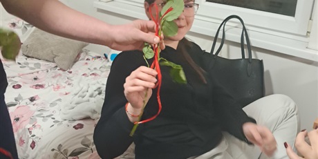 Powiększ grafikę: Na zdjęciach wychowanki bursy trzymają otrzymane kwiaty.