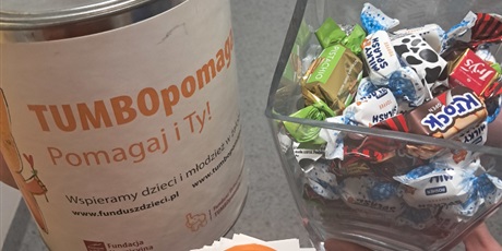 Powiększ grafikę: Puszka Tumbo, naklejki – Słonik Tumbo, cukierki