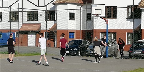 Powiększ grafikę: Wychowankowie grają w koszykówkę na boisku obok budynku przy ul. Grunwaldzkiej 244