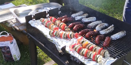 Powiększ grafikę: Szaszłyki, kiełbaski i krupnioki podczas przygotowywania na grillu