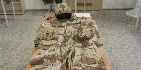 Powiększ grafikę: Na zdjęciu stolik, na którym leży oryginalny mundur i hełm z operacji „Pustynna burza”