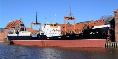 Powiększ grafikę: Statek Sołdek cumujący na rzece Motława.