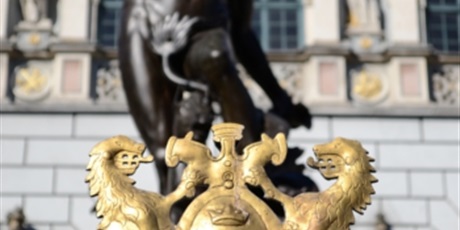 Powiększ grafikę: Złoty herb Gdańska umieszczony na okuciach okalających fontannę Neptuna.