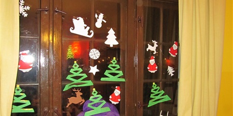 Powiększ grafikę: Konkurs na zimową i świąteczną dekorację okna w pokoju w bursie przy ul. Grunwaldzkiej