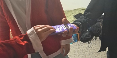 Powiększ grafikę: Przekazanie czekolady Milka wychowankowi bursy Wyzwolenia