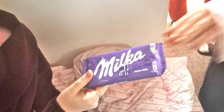 Powiększ grafikę: Przekazanie czekolady Milka wychowankowi bursy Wyzwolenia