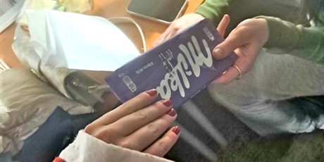 Powiększ grafikę: Przekazanie czekolady Milka wychowankowi bursy Wyzwolenia