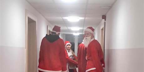 Powiększ grafikę: Wychowankowie w strojach św. Mikołaja.