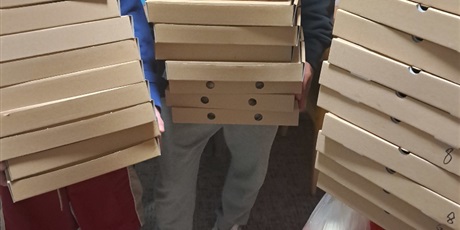 Powitanie wychowanków pizzą!