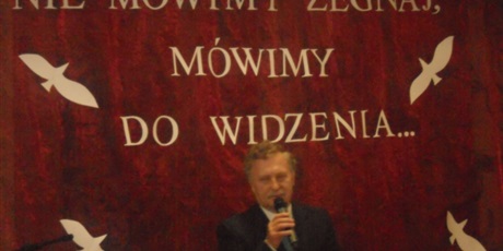 Powiększ grafikę: Dyrektor Bursy Gdańskiej Jerzy Serkowski przemawia do mikrofonu, za nim na czerwonym tle znajduje się biały napis głoszący nie mówimy żegnaj mówimy dowidzenia.