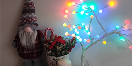 Powiększ grafikę: Świąteczny wystrój pokoju w budynku przy ul. Wyzwolenia 49 